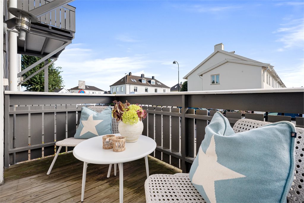 Hyggelig terrasse med plass til utemøbler og fine solforhold..jpg
