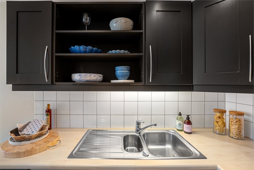 Kjøkken med gode arbeidsflater, rikelig skapplass og tidløse materialvalg..jpg