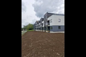 Stilrent, solrikt og innbydende – her får du moderne leiligheter i vakre omgivelser på Myra. Vi har nå kun 2 ledige leilighet i 1. etg og 1 stor leilighet igjen.