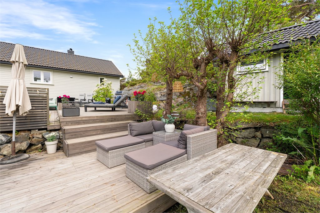 Her finnes flere naturlige oppholdsplasser for både sol og skygge gjennom hele dagen, enten du ønsker å samle familie og venner rundt pizzaovnen, nyte lange sommermiddager på terrassen eller finne roen med en bok på svaberget helt nede ved vannkanten.