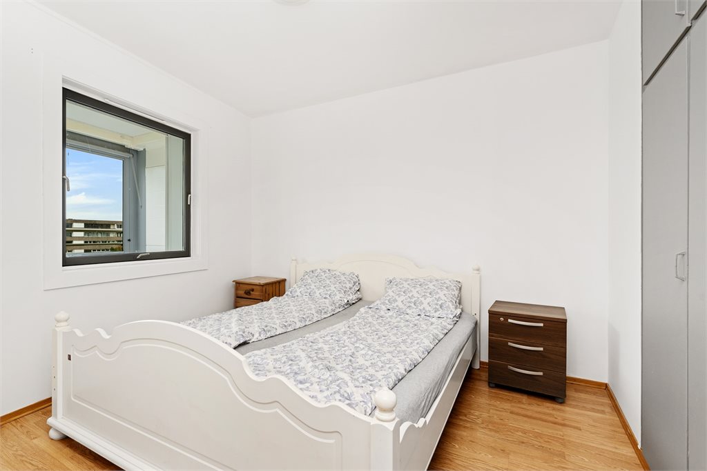 Hovedsoverom med stor plassbygget garderobe