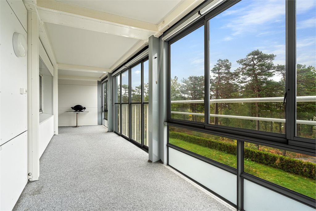 Stor innglasset balkong med hyggelig utsyn