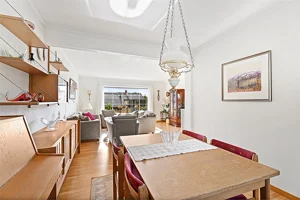Like ved sofagruppen har du plass til spisebord