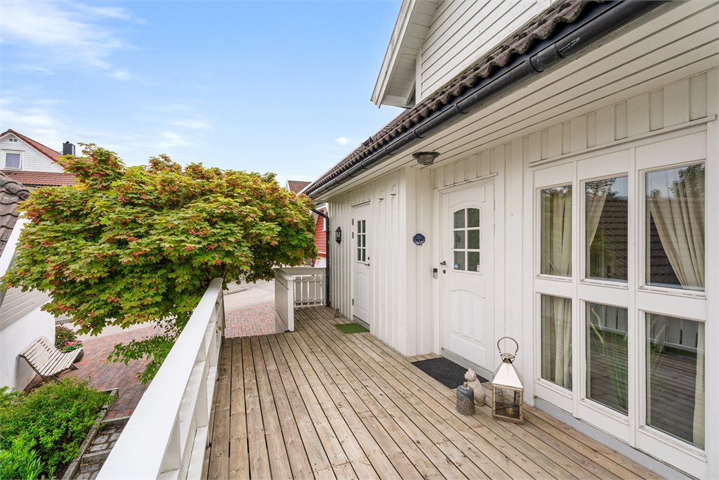 Hovedinngang med romslig terrasse og skjermet adkomst