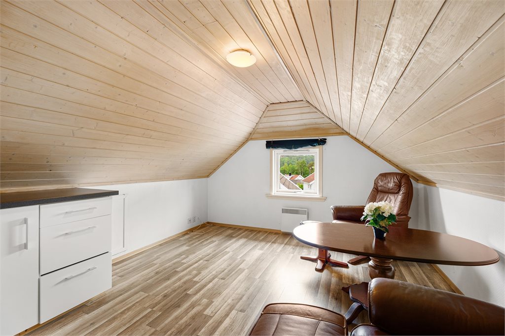 Oppholdsrom garasjeloft, ikke godkjent for varig opphold