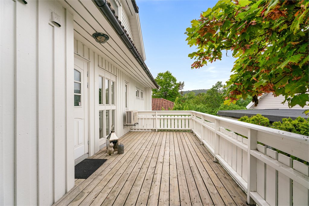 Pent inngangsparti med romslig terrasse og god adkomst til boligen