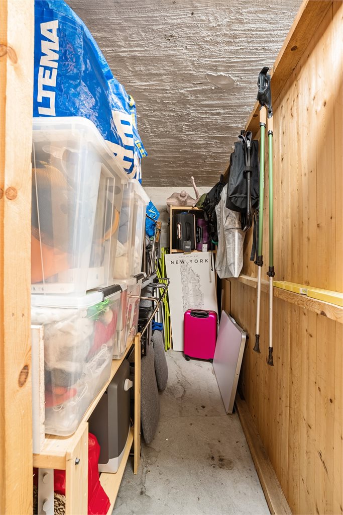 Praktisk bod med god lagringsplass – ideell for sportsutstyr, sesongartikler og koffertoppbevaring
