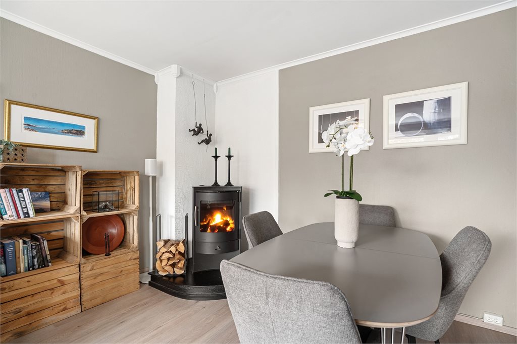 Hyggelig spiseplass ved peisen – en lun og innbydende krok med harmoniske farger og moderne detaljer