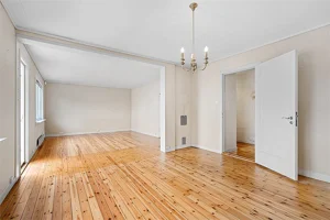 Det er stor stue med god plass til ulike soner. Det må nevnes at det trolig er gode muligheter for andre romløsninger (dog kan dette være søknadspliktig, kontakt megler for info).