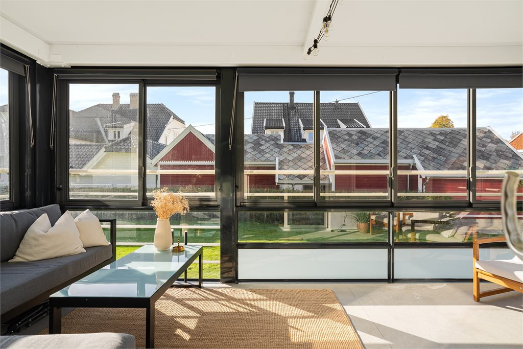 Store glassflater gir godt lysinnslipp og flott utsyn fra den romslige innglassede balkongen